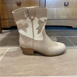 Tan and Cream Girl’s Western Boots. Never Worn. Size 3.